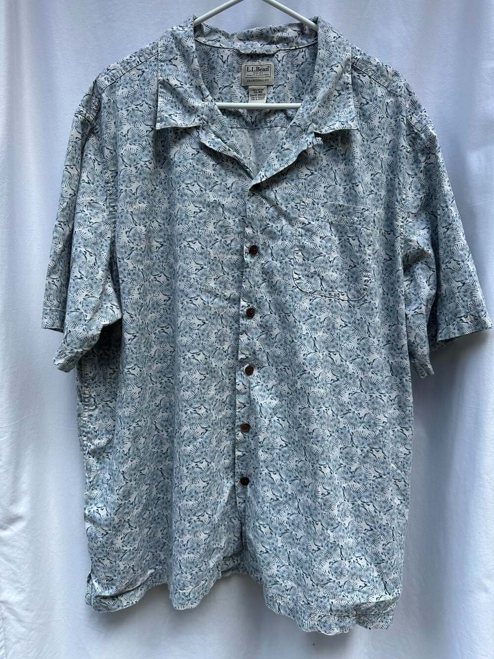 L.L. Bean Men's Shirt Traditional Fit Short-Sleeve Seashell Print button down sh